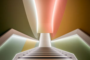 Quelle Couleur pour une Entrée avec Escalier : Guide des Teintes Parfaites pour Sublimer votre Montée